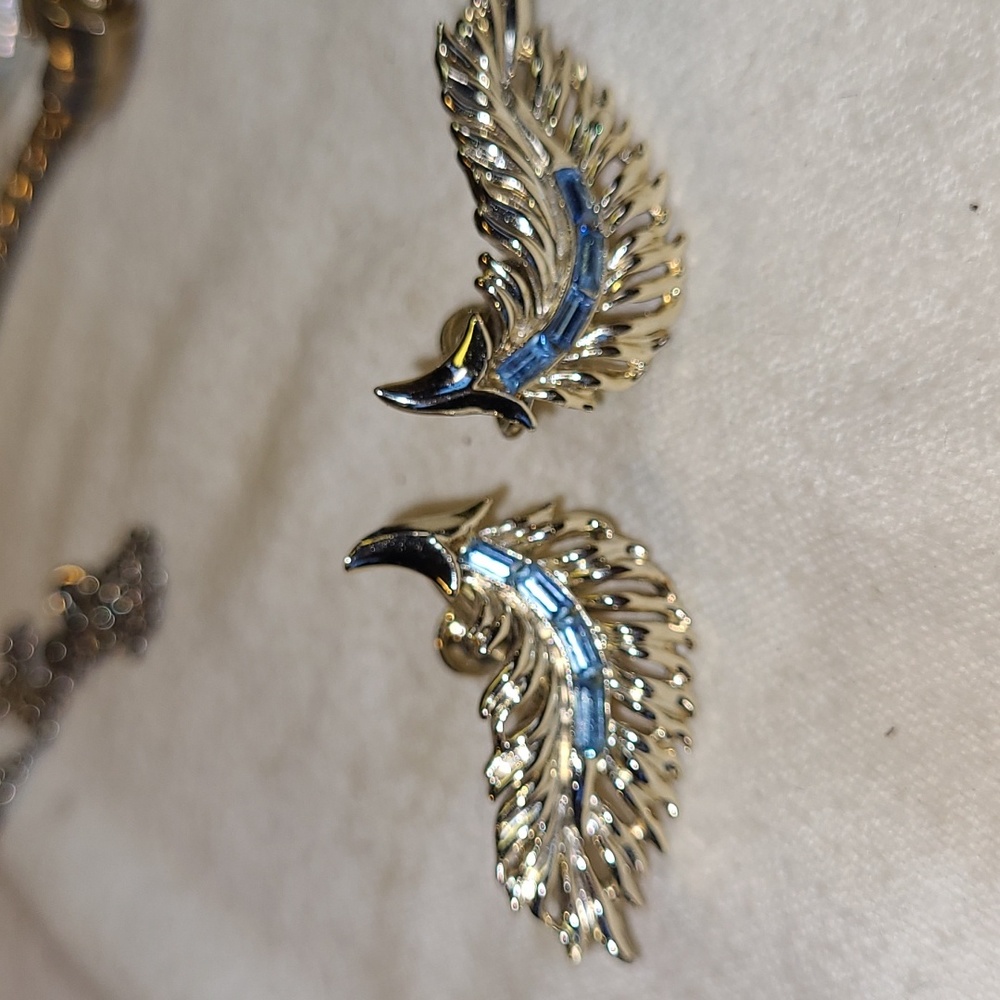Beautiful Brooch and Matching Earrings - Picture 2 of 2